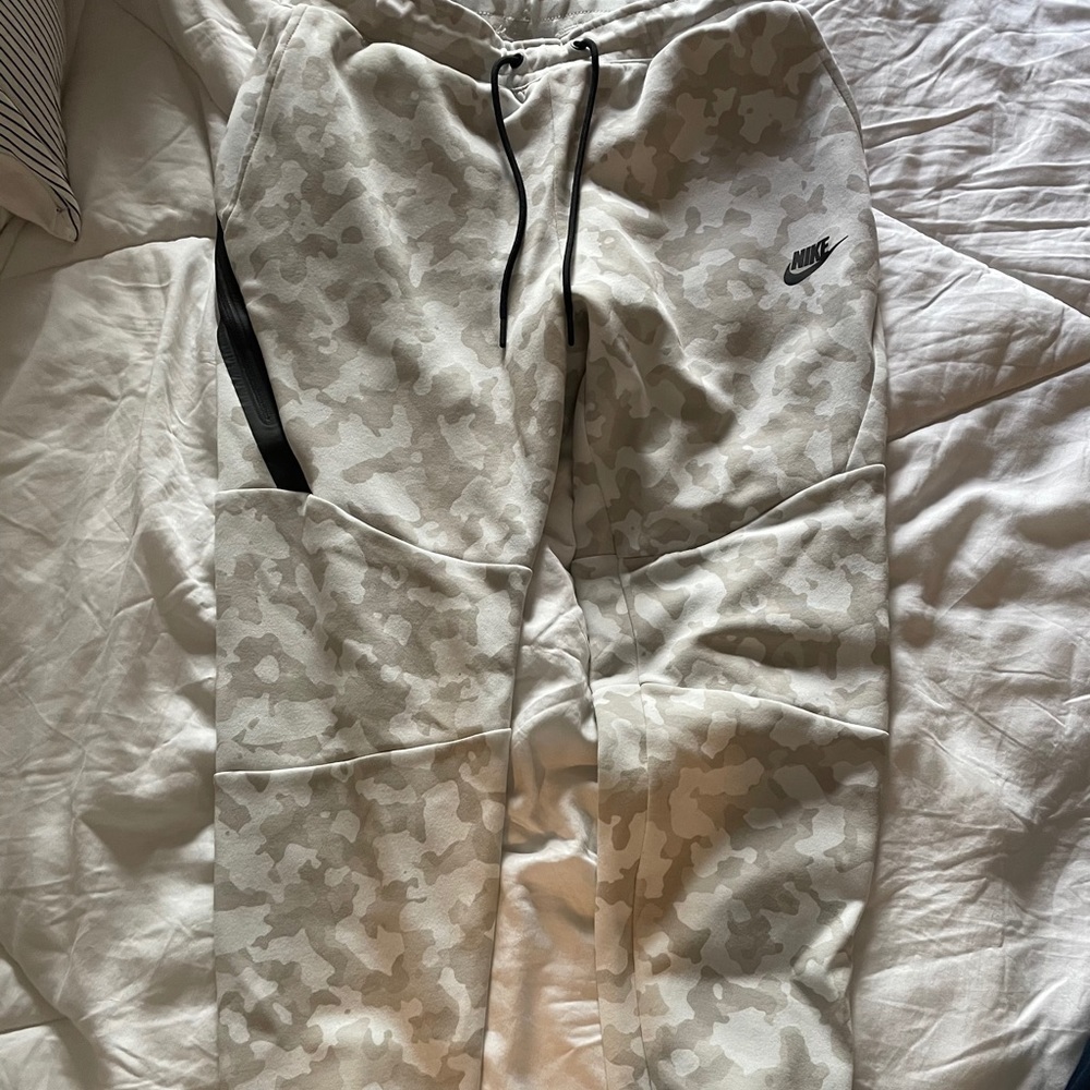 Nike Tech Joggers - white camo